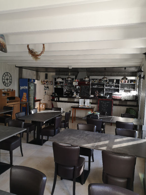 Murs et Fonds de commerce : Café  restaurant   Petite Ville Charentaise 150 m2 — photo 2