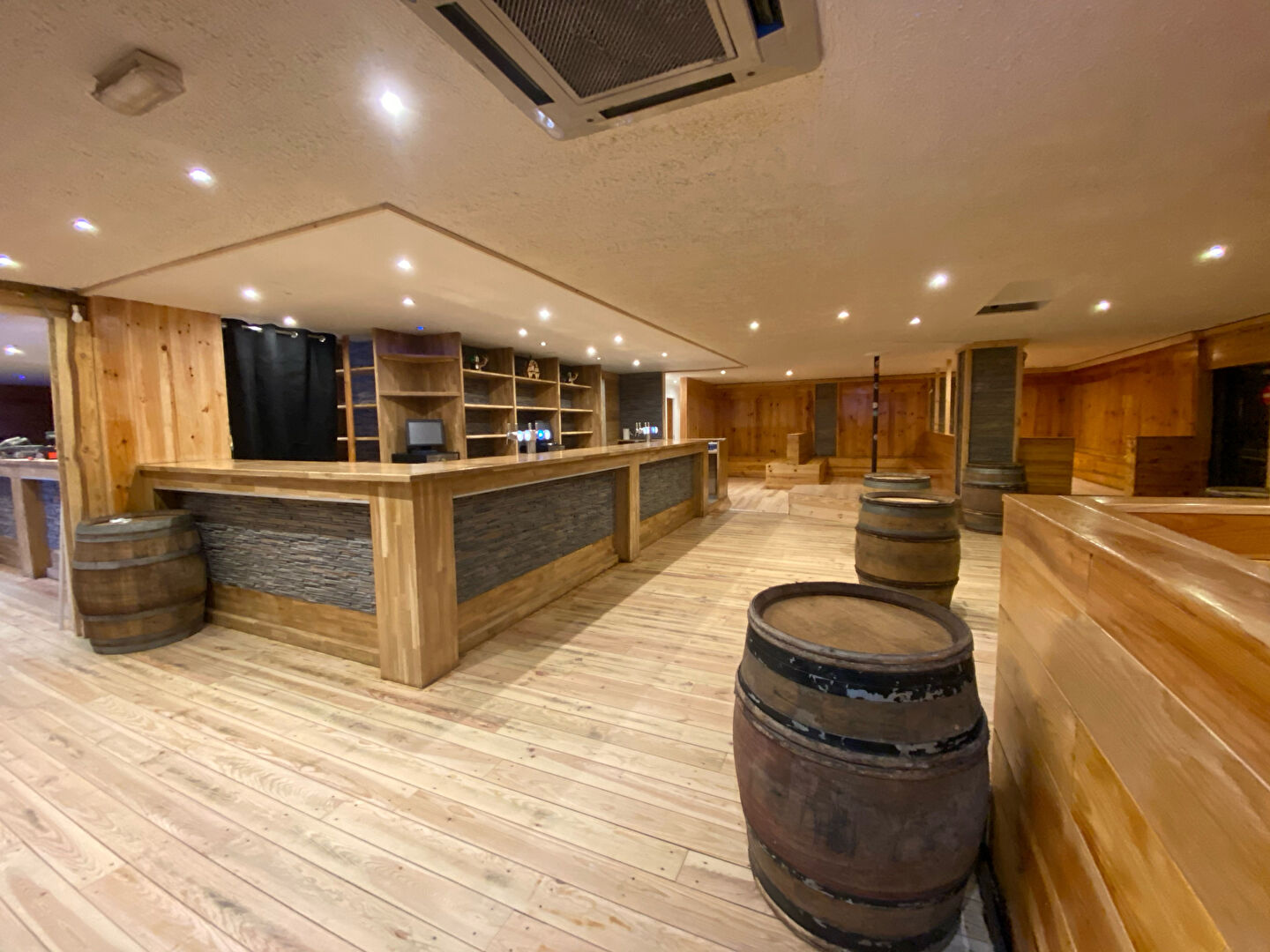 Fonds de commerce Bar  Pub brasserie 300 m2 Station internationasle — photo 3